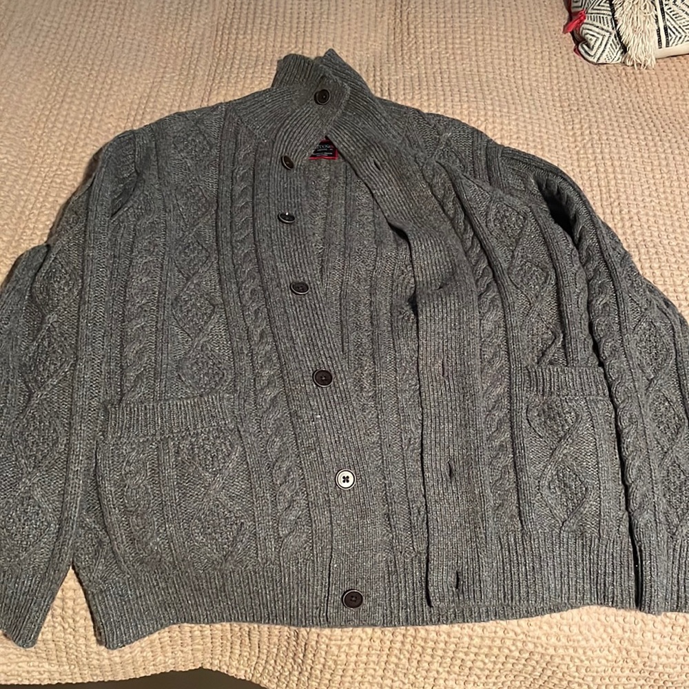 Untuckit Mens sweater